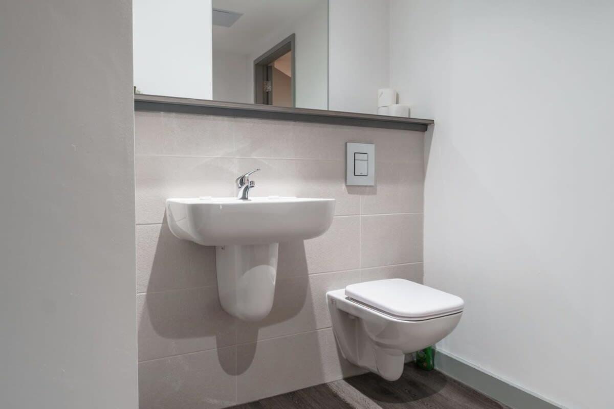 Modern 1 Bed Apartment In Liverpool Centre Exterior foto